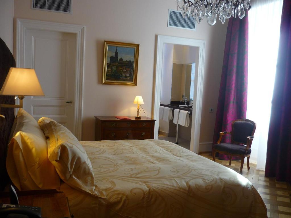 Hotel & Spa Le Bouclier D'Or Strasbourg Room photo